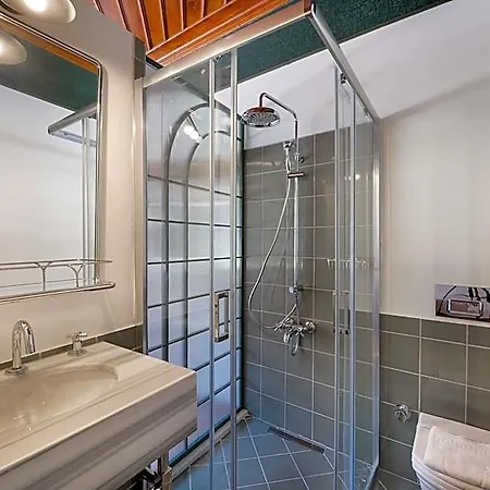 House 5 4* Αττάλεια